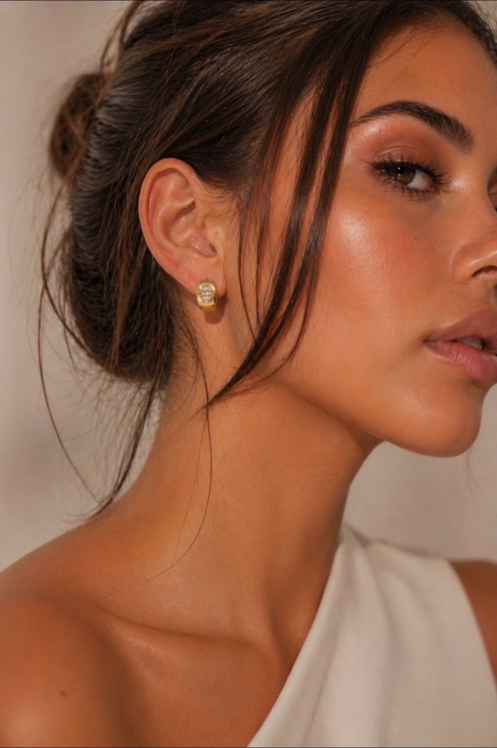 Huggie Status | 18k Gold Plated